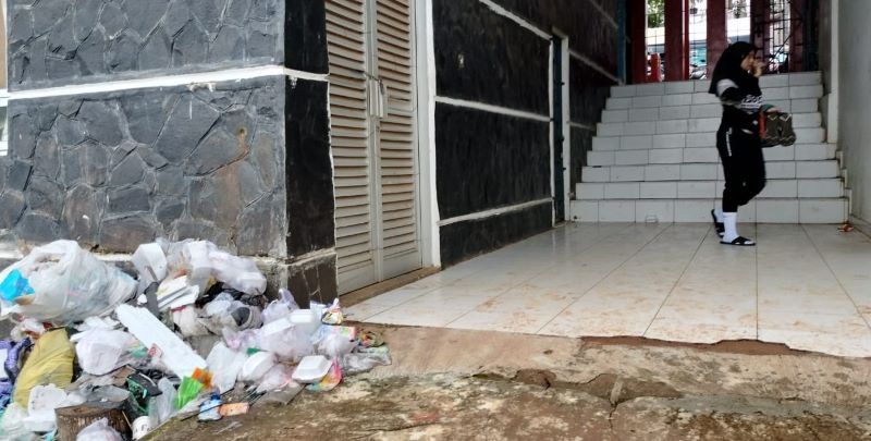 Sampah berserakan di pintu masuk sebelah barat Stadion Mas'ud Wisnu Saputra Kuningan.