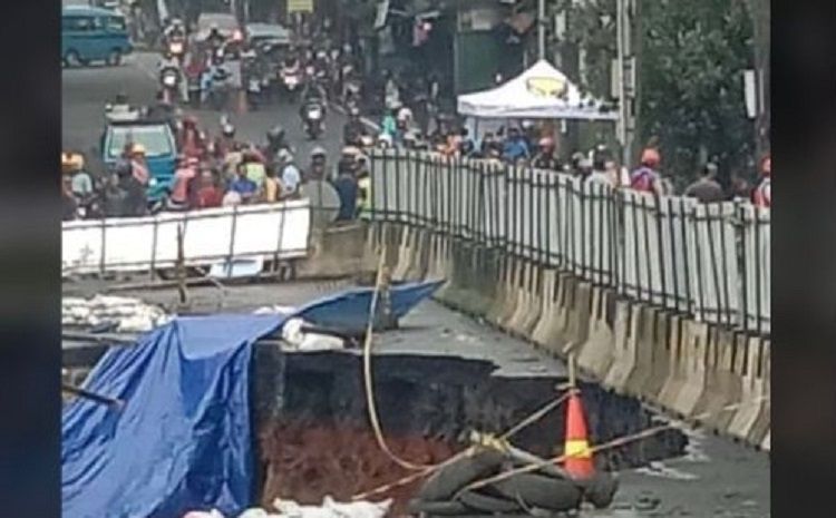 Jembatan Cikereteg Jalan Raya Bogor-Sukabumi ambles.