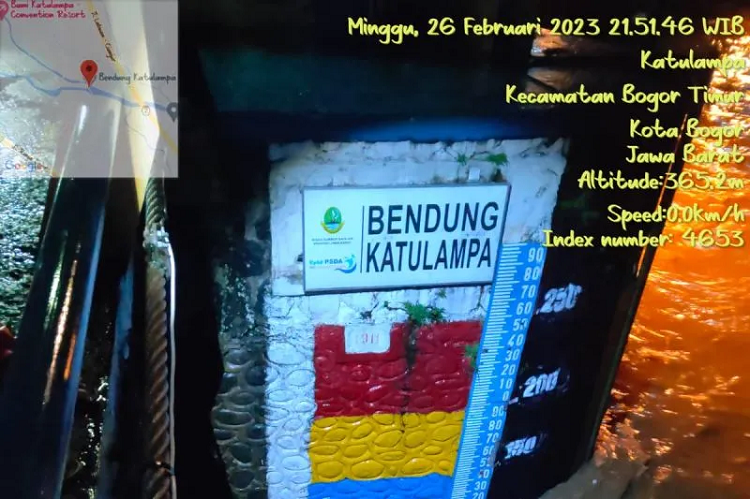 Tinggi muka air Bendung Katulampa Bogor pada Minggu malam, 26 Februari 2023.