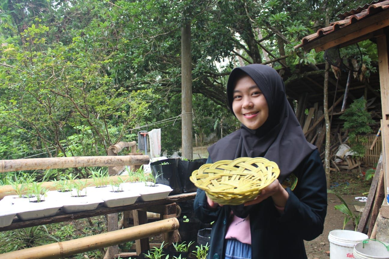 Hasil kerajinan anyaman piring lidi di Desa Kubangsari, Cikalong