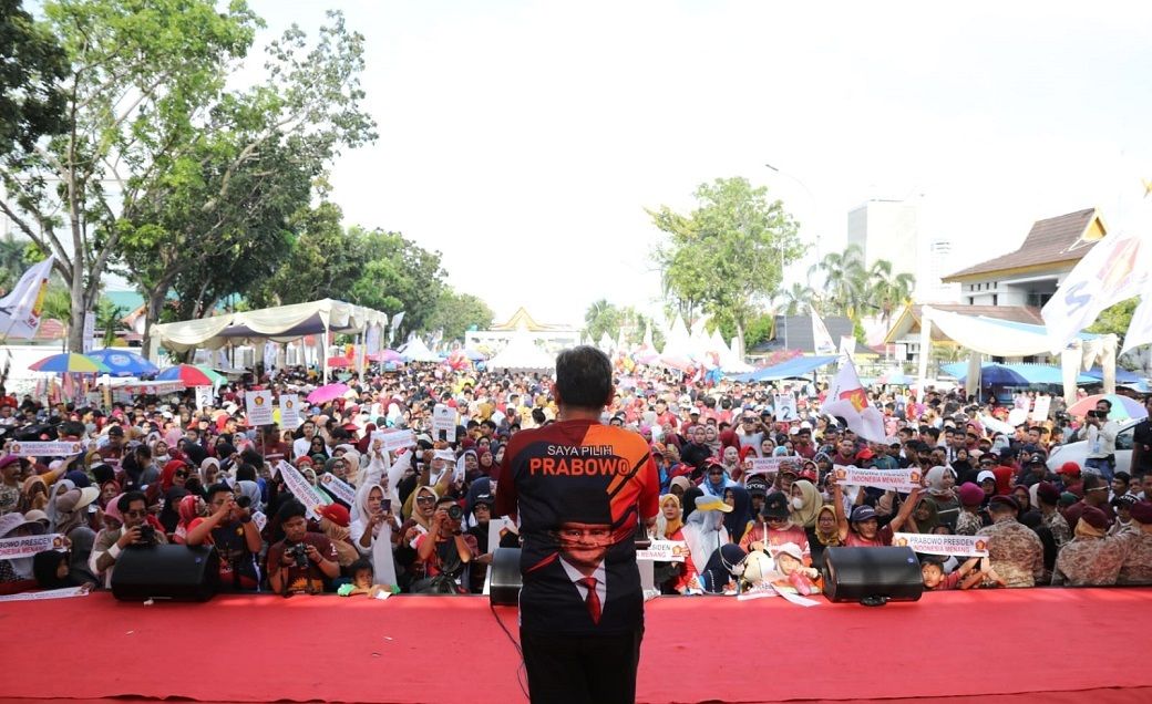 Sekjen Partai Gerindra Ahmad Muzani memberikan sambutan di acara jalan sehat dan pesta rakyat memperingati HUT ke-15 Partai Gerindra di Kota Pekanbaru, Riau, Minggu (26/2/2023). Foto: Gerindra