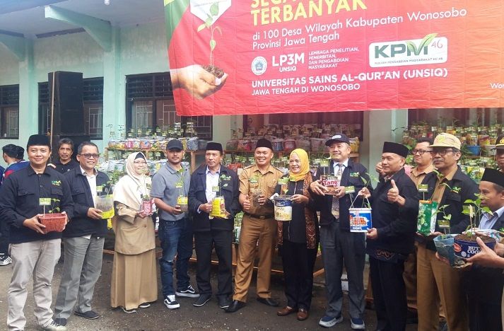 LP3M UNSIQ pecahkan rekor MURI bersama KPM di 100 desa di Wonosbo dengan tanam 100.000 bibit cabai pada Senin, 27 Februari 2023.