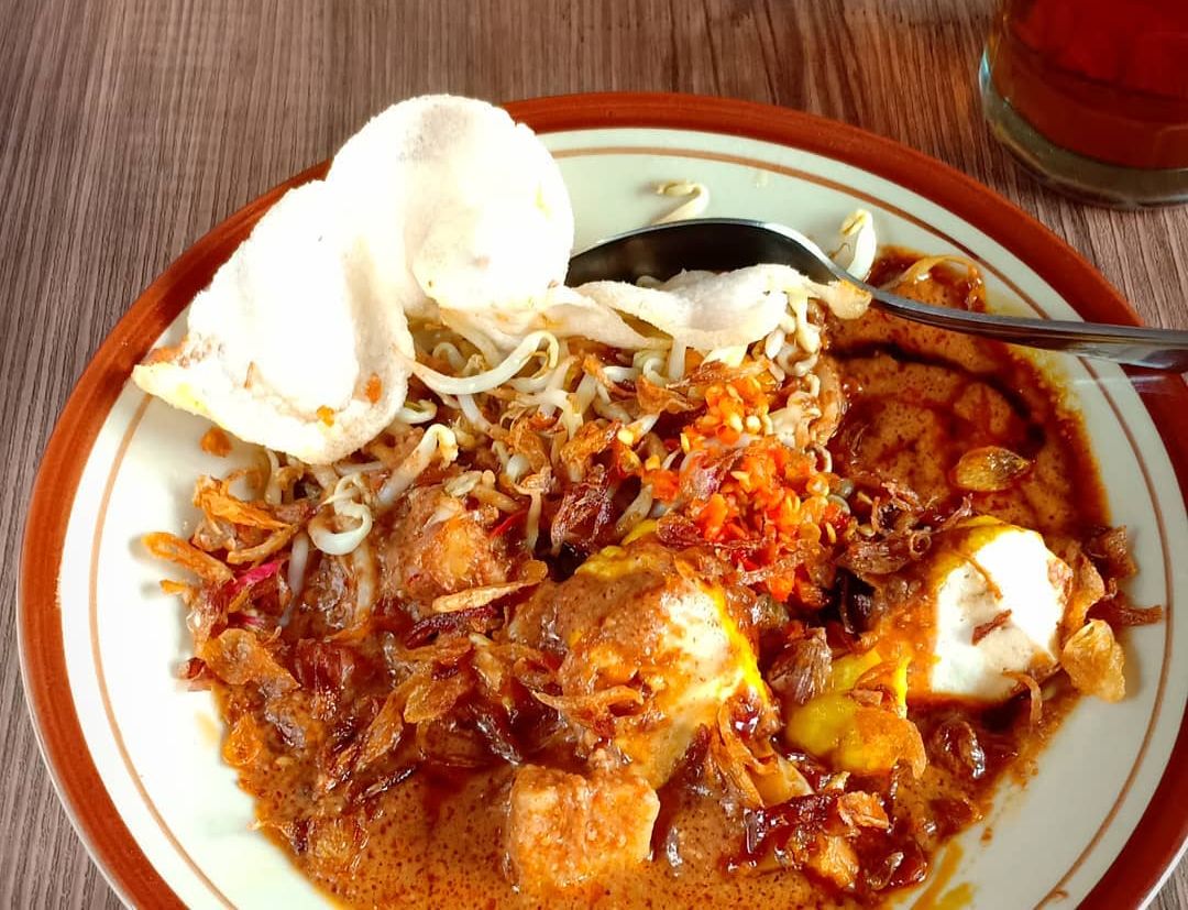 Artikel ini akan membahas tentang rekomendasi wisata kuliner di Cikarang Bekasi nyaman untuk tempat nongkrong. / Instagram @kupattahubandung 