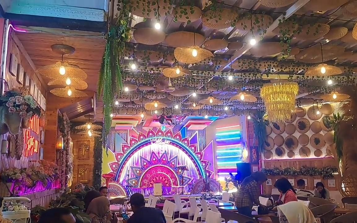 Panggung acara dan suasana di Cafe Teras Kayoe, cafe estetik di Kabupaten Tangerang Banten/Tangkapan Layar/YouTube Winda Lestari