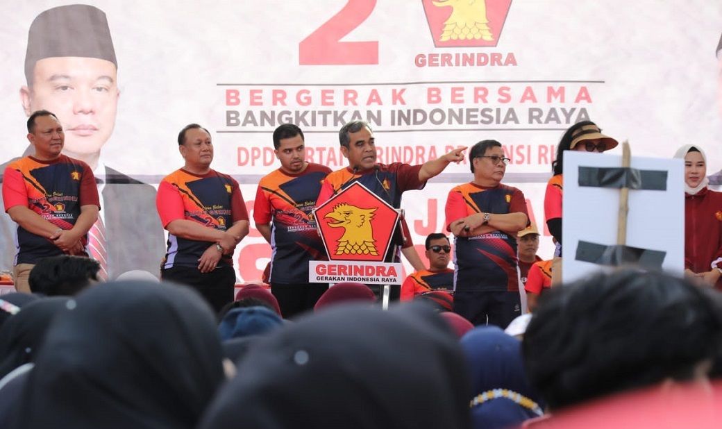 Sekjen Partai Gerindra Ahmad Muzani memberikan sambutan di acara jalan sehat dan pesta rakyat memperingati HUT ke-15 Partai Gerindra di Kota Pekanbaru, Riau, Minggu (26/2/2023). Foto: Gerindra