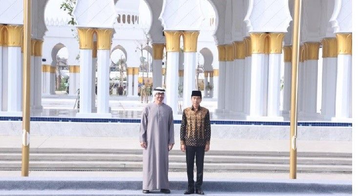 Presiden Joko Widodo dan Presiden PEA Mohammed bin Zayed Al-Nahyan berfoto bersama di depan Masjid Syeih Zayed Solo, setelah peresmian,  14 November 2022.