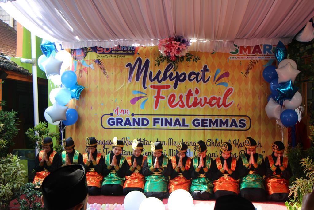 Para siswa SD Muhammadiyah 4 saat persembahan tarian Samman