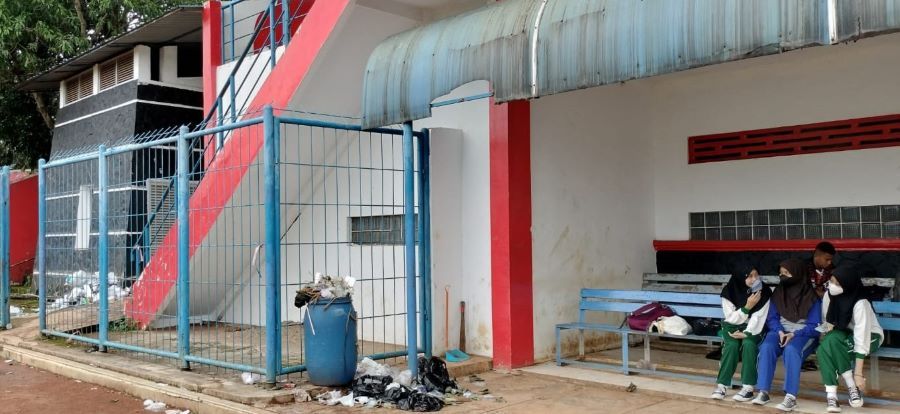 Sudah sebulan ini, sampah dibiarkan berserakan di area Stadion Mas'ud Wisnu Saputra Kuningan.