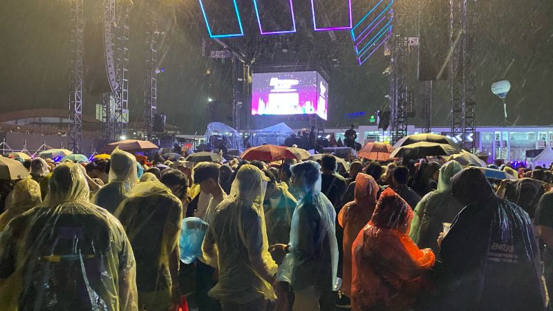 Suasana konser Dewa 19 feat Virzha di ajang IIMS 2023 yang diwarnai hujan.