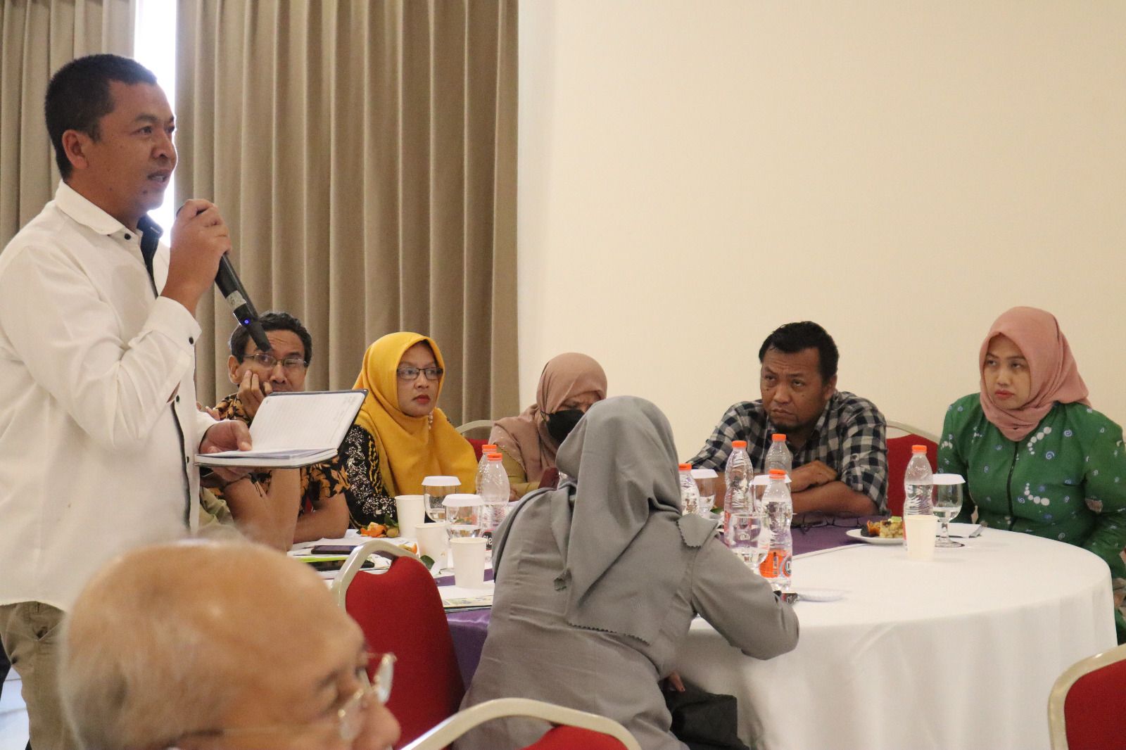 Narasumber kegiatan Forum Workshop Forum Investasi Daerah  memberikan paparan kepada peserta 