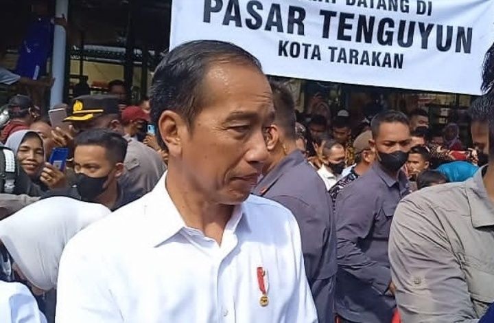 Jokowi saat berkunjung ke pasar Tenguyun Tarakan