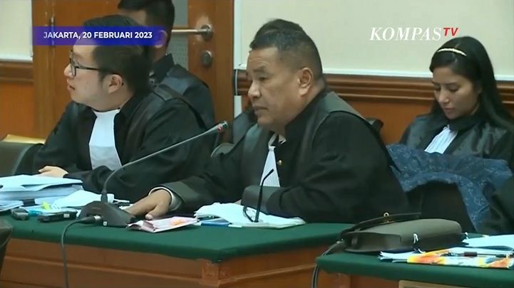 Pengacara terdakwa Teddy Minahasa, Hotman Paris Hutapea mencecar saksi Linda Puji Astuti.