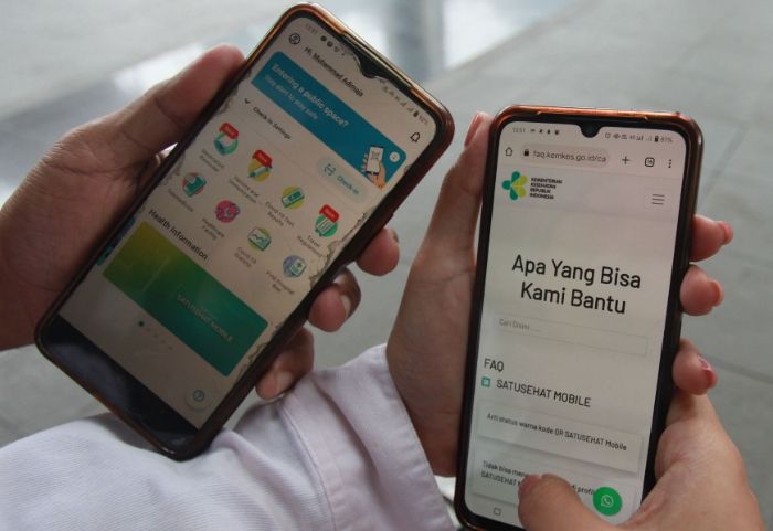 Warga mengakses aplikasi PeduliLindungi menjadi SatuSehat Mobile di Jakarta, Selasa (28/2/2023). Kementerian Kesehatan (Kemenkes) akan mengubah aplikasi PeduliLindungi menjadi SatuSehat Mobile pada 1 Maret 2023. 