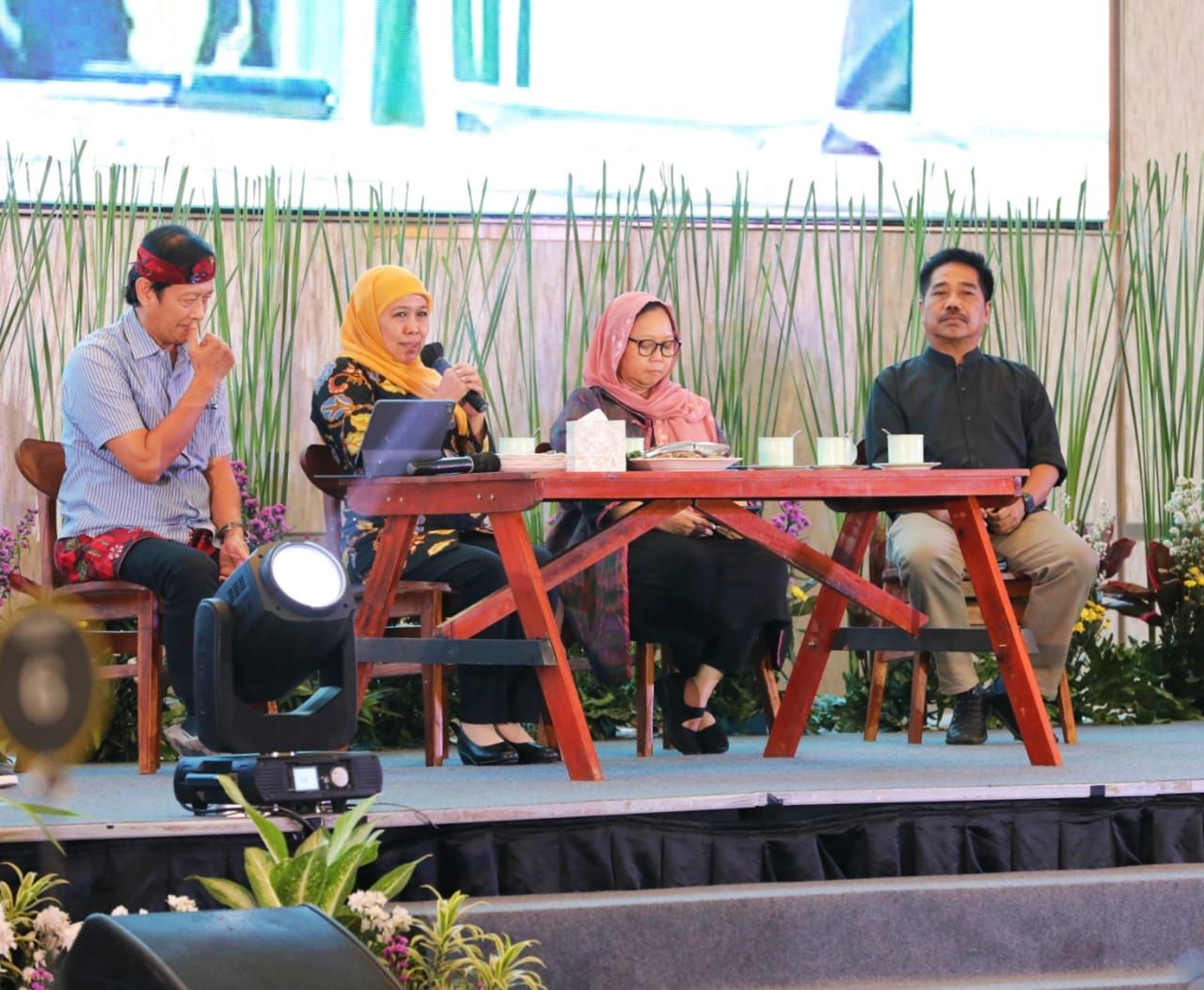 Khofifah berdialog bersama para tokoh di Jatim dalam menyongsong pemilu 2024.