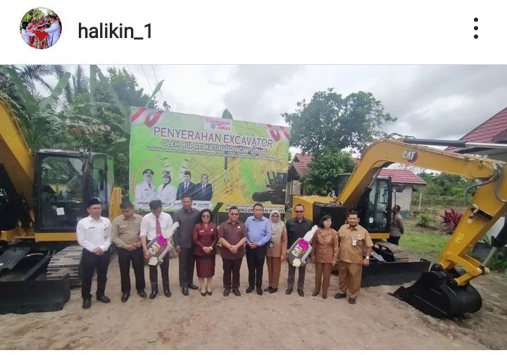 Serah terima mini escavator ke pihak kecamatan dari Pemerintah Kabupaten Kotawaringin Timur