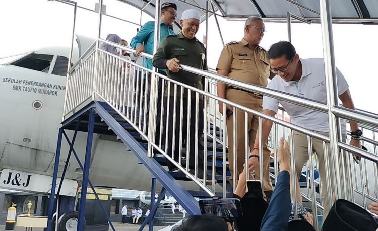 Menteri Pariwisata dan Ekraf, Sandiaga Uno menyapa warga saat turun dari Kapal J&J PAKSI Airline.