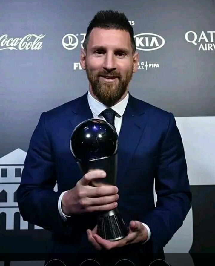 Lionel Messi saat memenangkan penghargaan pemain terbaik FIFA 2022 mengalahkan Benzema dan Mbappe.