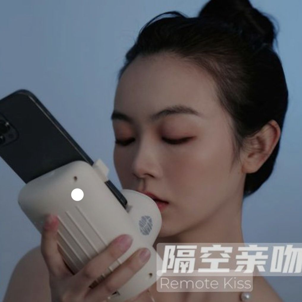 Perangkat Remote Kiss buatan Changzhou Vocational Institute of Mechatronic Technology ini menggunakan satu set bibir silikon untuk mereplikasi tekanan, gerakan, dan suhu ciuman yang kemudian direplikasi oleh perangkat yang sesuai melalui aplikasi smartphone./