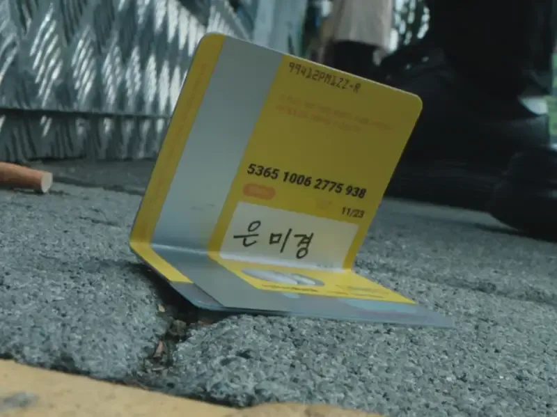Jun-Yeong menggunakan kartu debit Mmlik salah satu korbannya