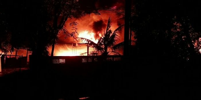 Kobaran api yang melumat pabrik kasur busa di Cirebon Selasa dini hari 28 Februari 2023