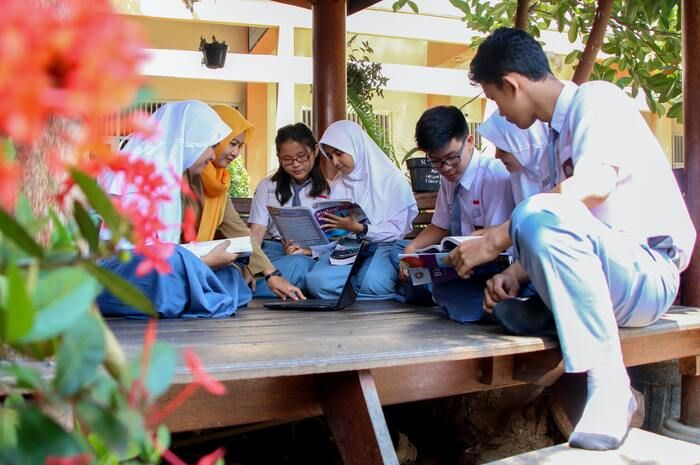 Ilustrasi - Sekolah viral di NTT yang membuat siswanya masuk sekolah pada jam 5 pagi, simak penjelasan Viktor Laiskodat sebagai Gubernur NTT di sini.