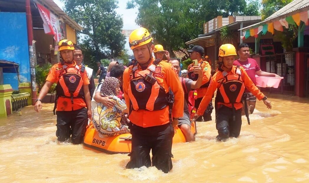 Tim BPBD Subang membantu korban banjir