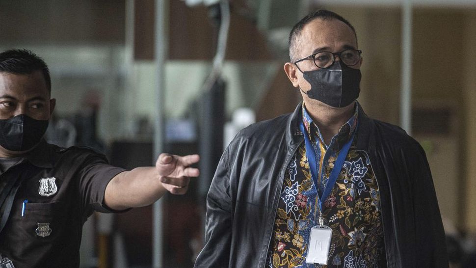 Mantan Kepala Bagian Umum Kantor Wilayah DJP Jakarta Selatan II Rafael Alun Trisambodo bungkam enggan berkomentar setelah diperiksa KPK pada Rabu hari ini (1/3/2023)/ANTARA FOTO/Aprillio Akbar