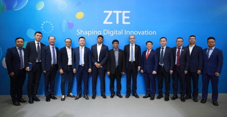 Direktur Utama Telkomsel Hendri Mulya Syam (tengah) didampingi jajaran Direksi Telkomsel serta jajaran Manajemen ZTE Corporation saat meresmikan kolaborasi antara Telkomsel dan ZTE dalam pemanfaatan jaringan 5G di Kawasan Maritim Indonesia.