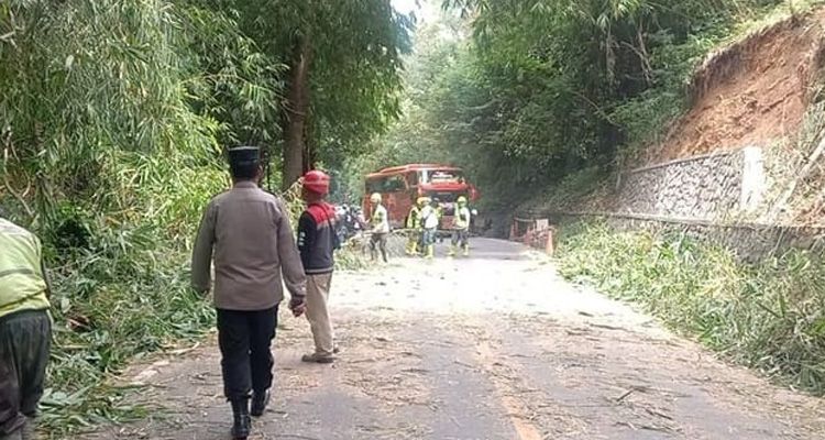 Proses pembersihan material longsor di Kampung Hebeul Isuk RT 01 RW 09, Desa Sukajadi, Kecamatan Soreang, Kabupaten Bandung, Rabu 1 Maret 2023.