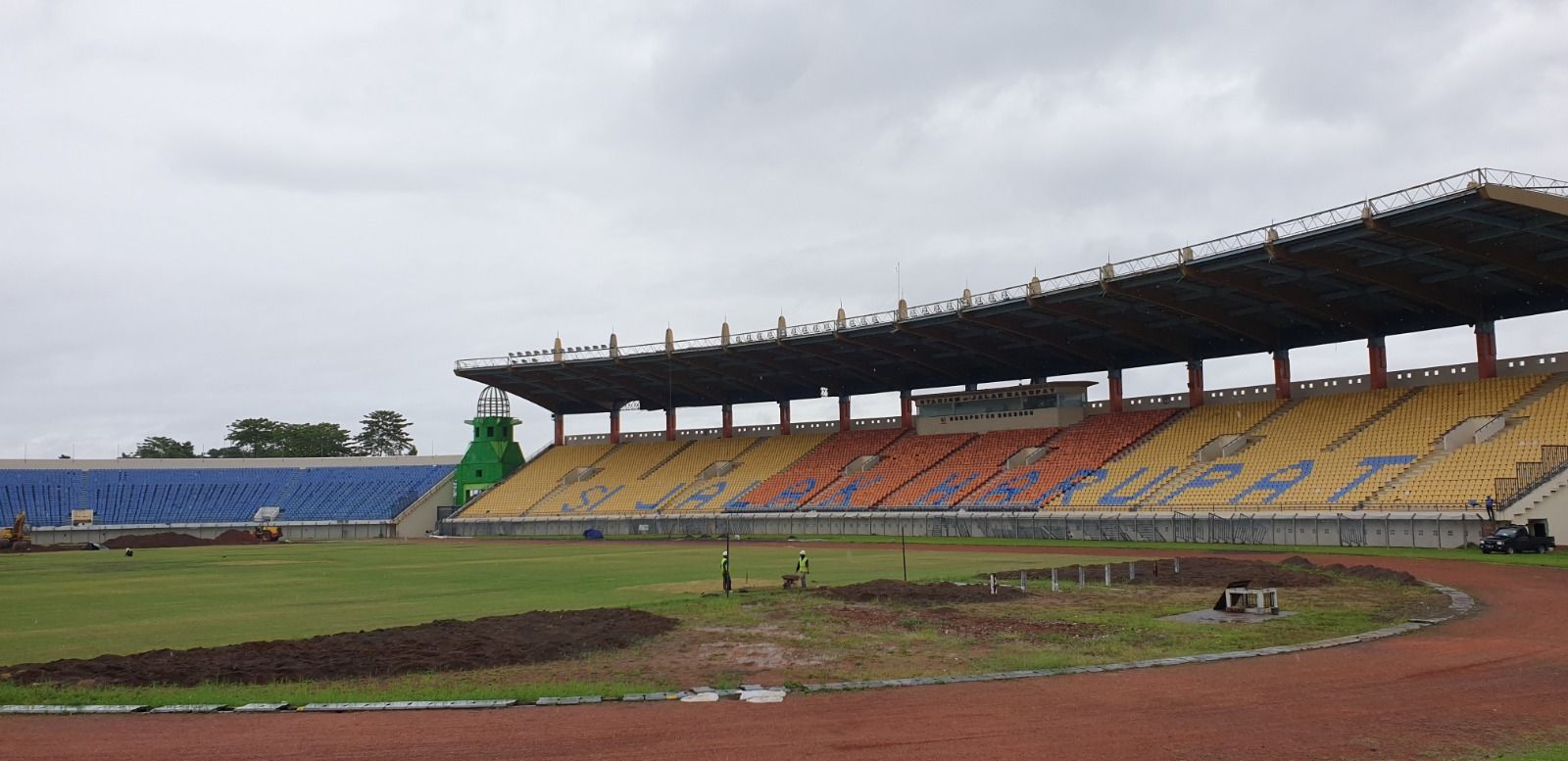 RENOVASI Stadion Si Jalak Harupat di Kutawaringin, Kabupaten Bandung, Minggu (12/2/2023).