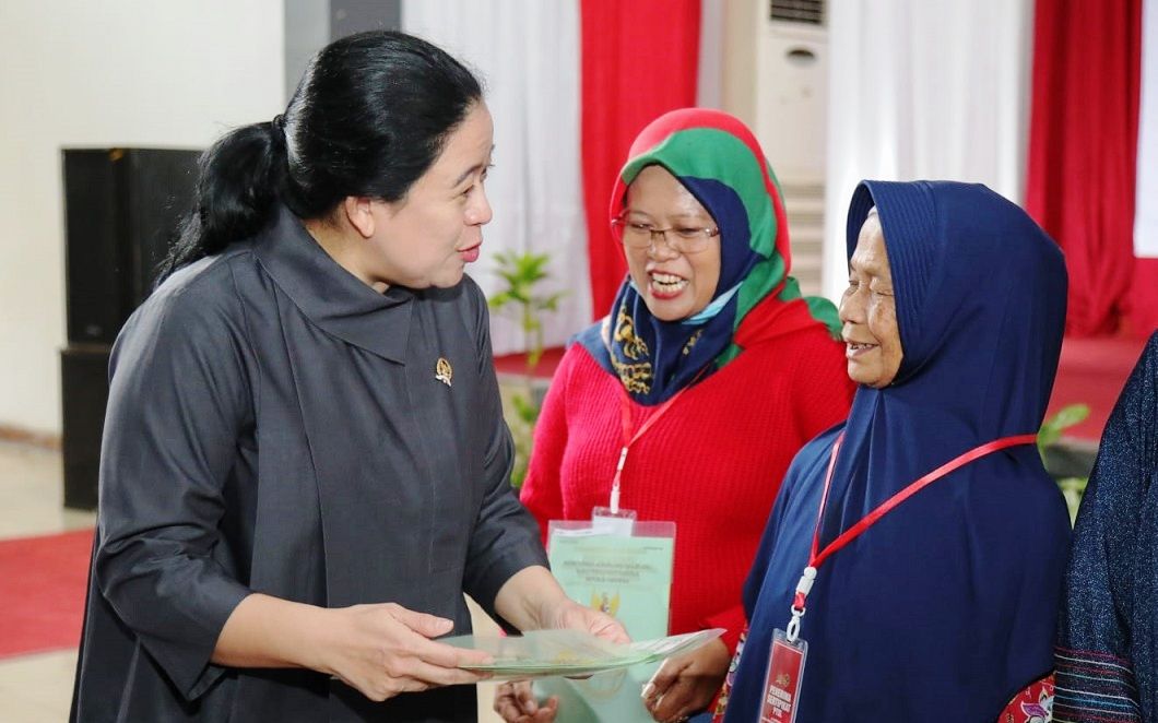 Ketua DPR RI Puan Maharani menghadiri pembagian sertifikat di Gedung Serbaguna Assakinah, Cianjur, Rabu (1/3/2023). Foto: Istimewa