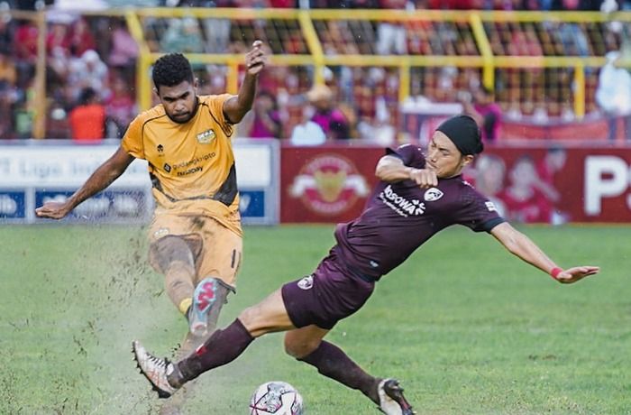 Pemain asing PSM Makassar, Kenzo Nambu berusaha menghalangi sepakan pemain Dewa United pada laga pekan ke 27 BRI Liga 1