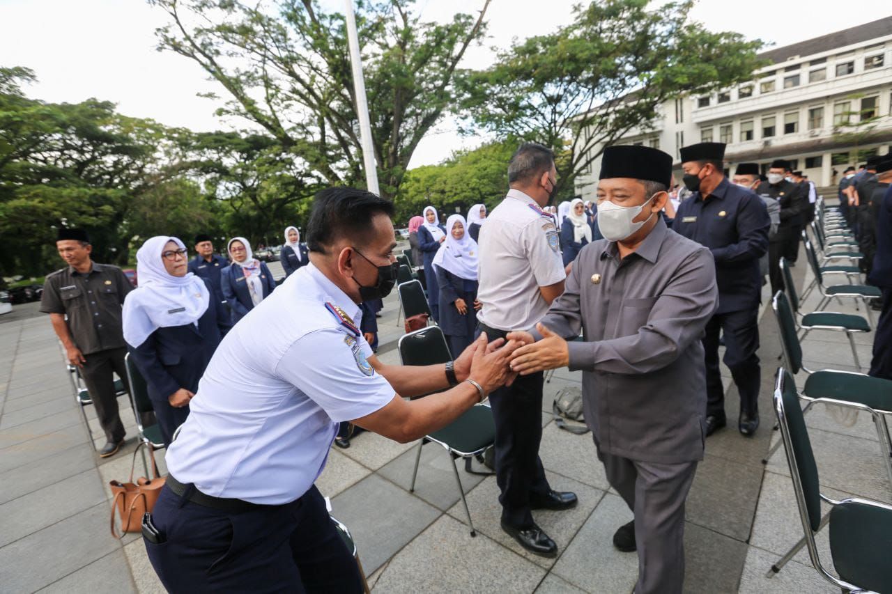 Wali Kota Bandung Yana Mulyana melantik 96 pejabat di lingkungan Pemerintah Kota Bandung, di Plaza Balai Kota Bandung, Rabu 1 Maret 2023.