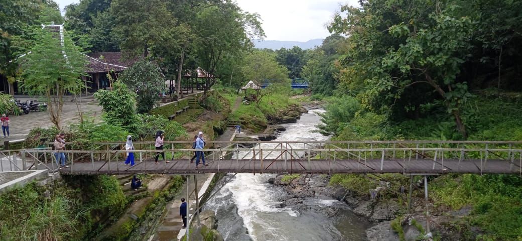 Jembatan sungai Opak di area destinasi wisata Lava Bantal di Kelurahan Jogotirto, Kapanewon Berbah, Kabupaten Sleman, DIY