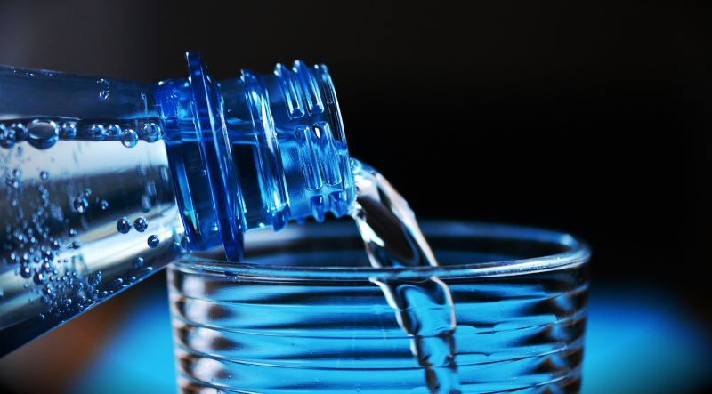 Diet air putih atau hanya minum air tanpa mengonsumsi  makanan lain dapat menurunkan berat badan. Bahaya atau aman untuk kesehatan?