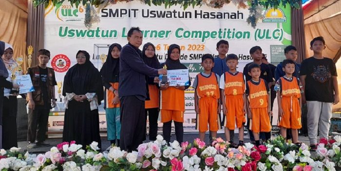Penyerahan hadiah kepada para pemenang ULC 2023.*/kabar-priangan.com/Dok. SMPIT Uswatun Hasanah Banjar 