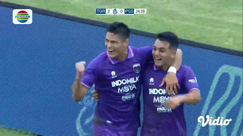 Pemain Persita Tangerang melakukan selebrasi usai menciptakan gol kedua ke gawang PSS Sleman.