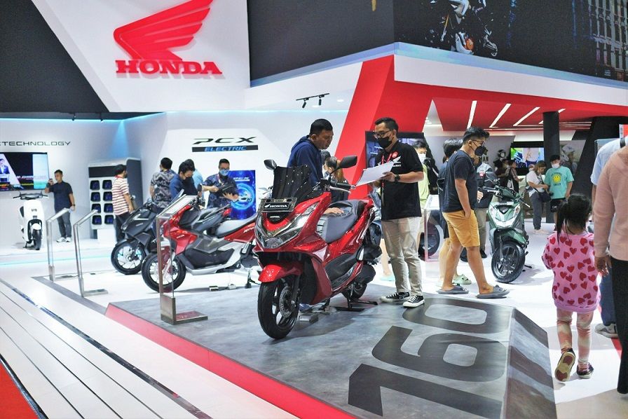 Skutik Honda menarik minat pengunjung IIMS 2023.