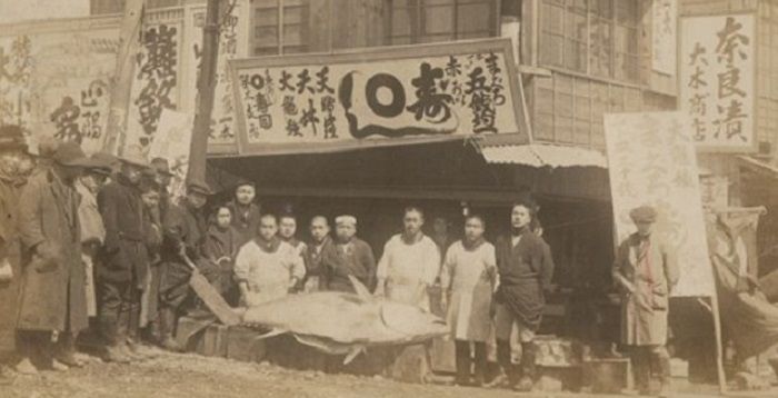 Suasana Tsukiji Outer Market, tempat wisata kuliner di Jepang ketika awal dibangun.*/tsukiji.or.jp