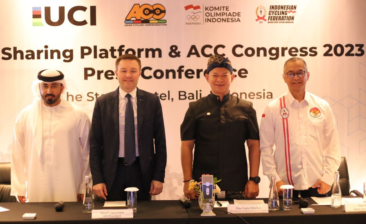 Dari kiri Presiden ACC Osama Al Shafar, Presiden Union Cycliste Internationale (UCI) David Lappartient, Wakil Presiden ACC Raja Sapta Oktohari, dan Waketum PB ISSI Toto Sugito saat sesi konferensi pers di The Stone Hotel Legian