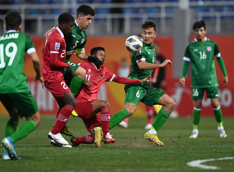 Pemain Timnas U-20 Indonesia Resa Aditya Nugraha (ketiga kanan) terjatuh saat berebut bola dengan dua pemain Timnas U-20 Irak Abdulrazzaq?Qasim (ketiga kiri) dan Adam Talib (kedua kanan) dalam kualifikasi Grup A Piala Asia U-20 di Stadion Lokomotiv, pada Rabu, 1 Maret 2023.