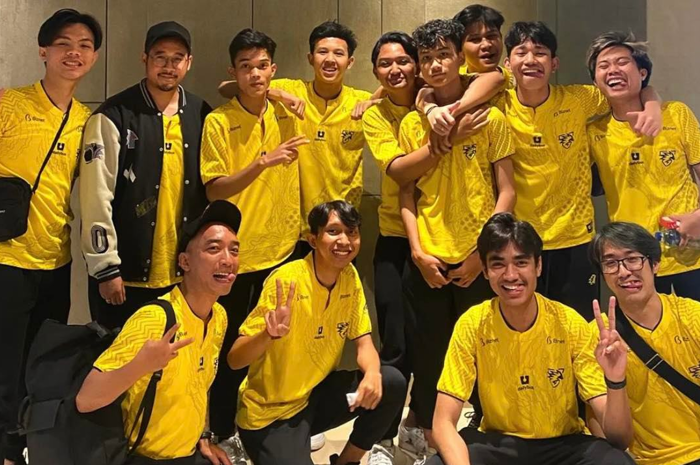 Para pemain ONIC Prodigy berfoto bersama jelang pertandingan MDL ID S7, salah satunya Yuraa (tengah).
