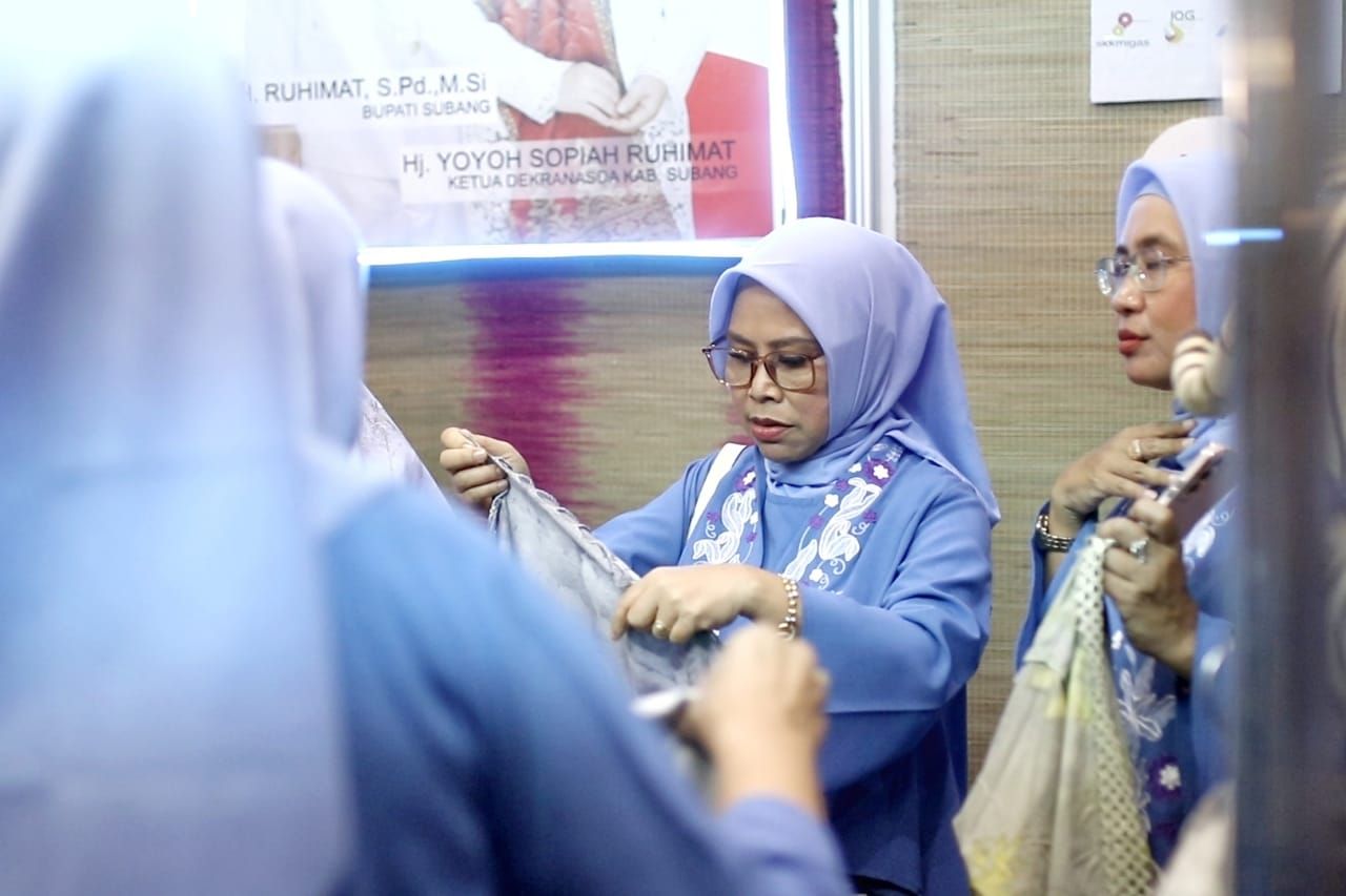 Istri Bupati Ruhimat, sekaligus Ketua Dekranasda Subang Hj. Yoyoh Sopiah bantu jajakan produk pengrajin asal Kabupaten Subang di pameran bergengsi Inacraft 2023 di Jakarta.