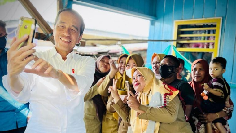 Presiden Joko Widodo berswafoto bersama masyarakat di Kampung Nelayan Tanjung Pasir, Kota Tarakan, Provinsi Kalimantan Utara, pada Selasa, 28 Februari 2023. Foto: BPMI Setpres
