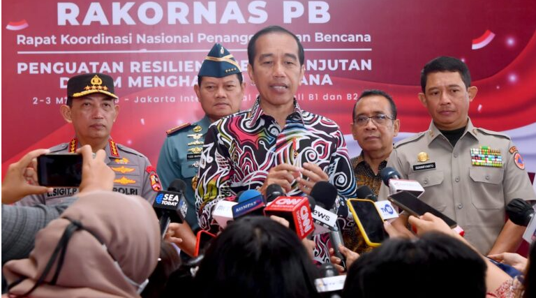 Presiden Joko Widodo memberikan keterangannya di hadapan awak media usai meresmikan Pembukaan Rapat Koordinasi Nasional Penanggulangan Bencana Tahun 2023 