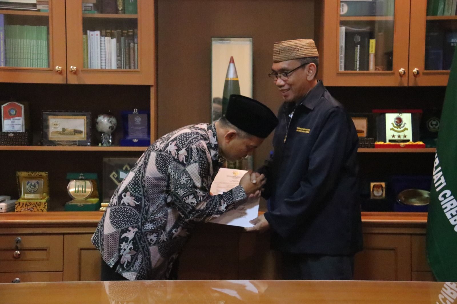 Rektor IAIN Syekh Nurjati Cirebon, Aan Jaelani (kiri), bersalaman dengan Rektor IAIN Cirebon periode sebelumnya, H Sumanta Hasyim (kanan), usai Sertijab di ruangan rektor, Kamis (2/3/2023).