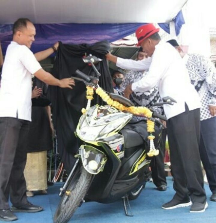 Bupati Ruhimat launching motor konversi karya siswa SMK PGRI Subang.