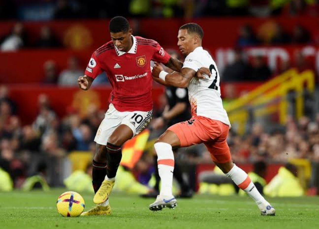 Pemain Manchester United Marcus Rashford saat berhadapan dengan pemain West Ham United Thilo Kehrer.