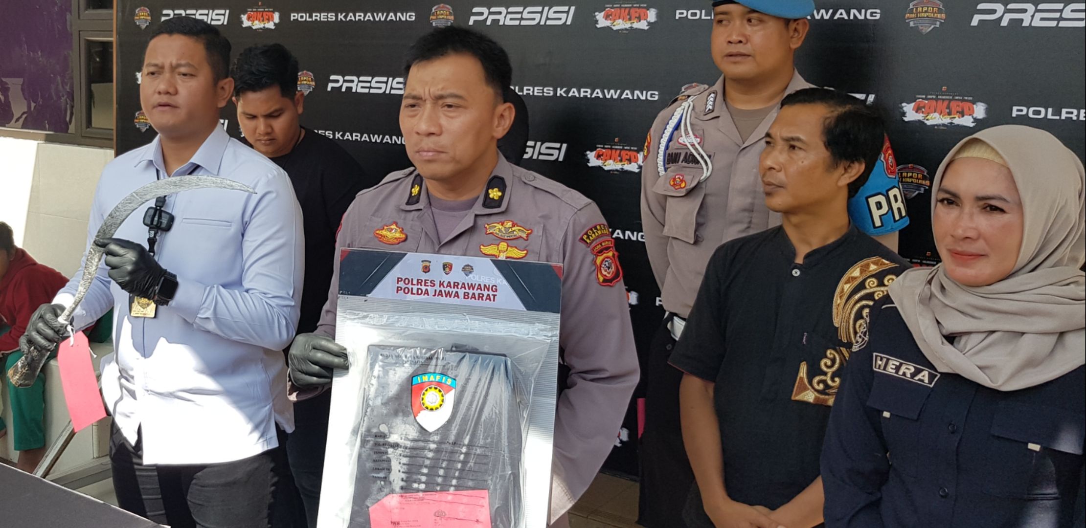 Waka Polres Karawang Kompol Prasetyo saat memberikan keterangan pers