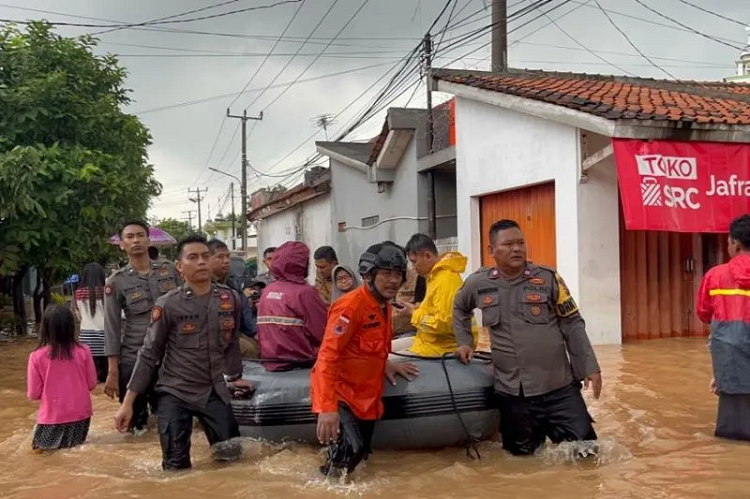 Evakuasi warga terdampak banjir di Kabupaten Karawang, Jawa Barat.